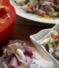 Салат с колбасой, помидорами и капустой 