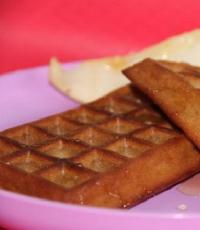 Waffles pa hekur waffle - një mënyrë e thjeshtë për të përgatitur ëmbëlsirën tuaj të preferuar