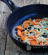 Pink salmon with onions and carrots in a frying pan: you'll lick your fingers!