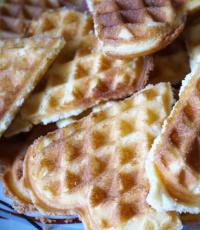 Çıtır ve yumuşak ev yapımı waffle yapmak için adım adım tarifler, yoğunlaştırılmış sütlü elektrikli waffle makinesinde Viyana waffle'ları ve waffle ruloları için kolay bir tarif