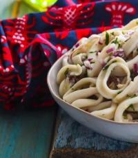 Le insalate più deliziose con i calamari (12 ricette semplici)
