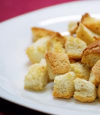 Croutons in the oven from white bread recipe with photos