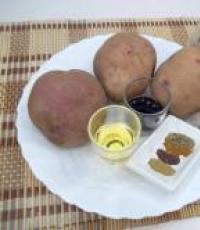 Як можна запекти картоплю часточками в духовці?