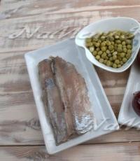 Ringa balığı ve pancarlı “Norveç” salatası, Globus'ta olduğu gibi Ringa balığı, beyaz fasulye ve turşulu patates salatası