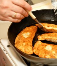 كيفية طهي فطائر اللحم المجمدة بحيث تصبح طرية ومقرمشة